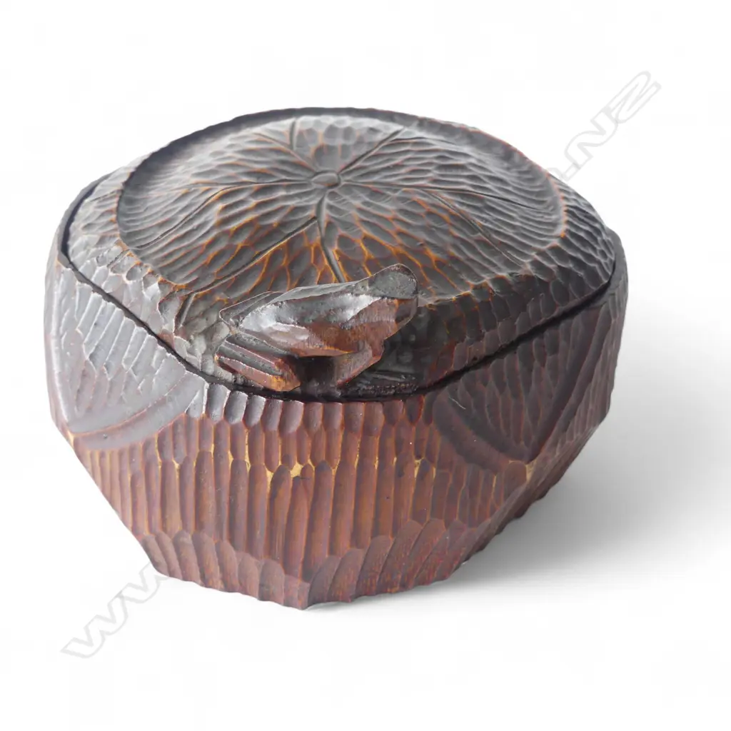 JAPANESE MEIJI PERIOD WOODEN BOX Dia.130 H.75mm carved bamboo, leaf pattern w. frog perched on leaf  Image 1++