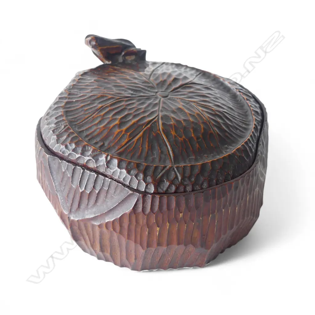 JAPANESE MEIJI PERIOD WOODEN BOX Dia.130 H.75mm carved bamboo, leaf pattern w. frog perched on leaf  Image 1++