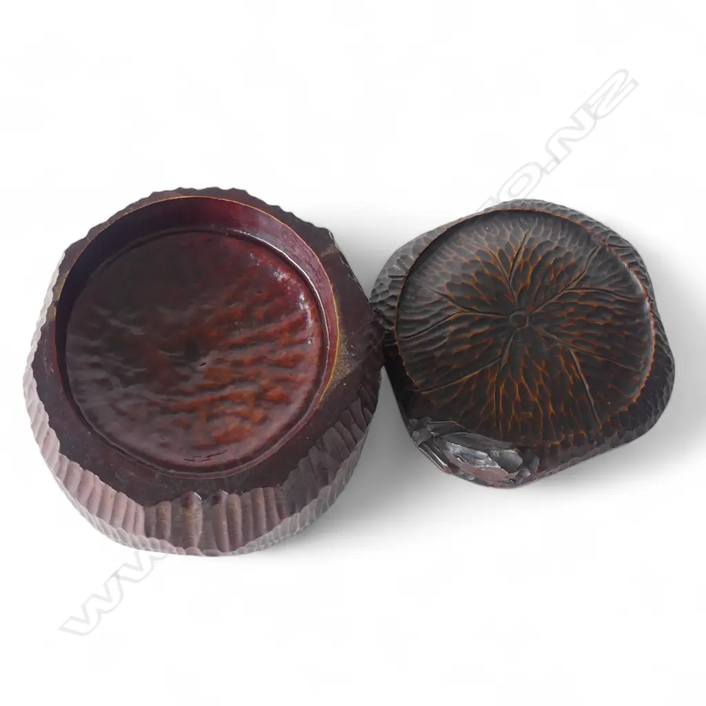 JAPANESE MEIJI PERIOD WOODEN BOX Dia.130 H.75mm carved bamboo, leaf pattern w. frog perched on leaf  Image 1++