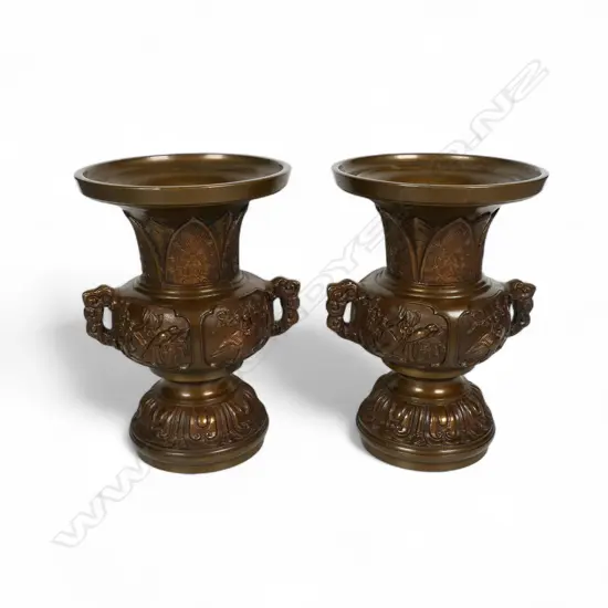 A pair of quality Japanese bronze Meiji vases,