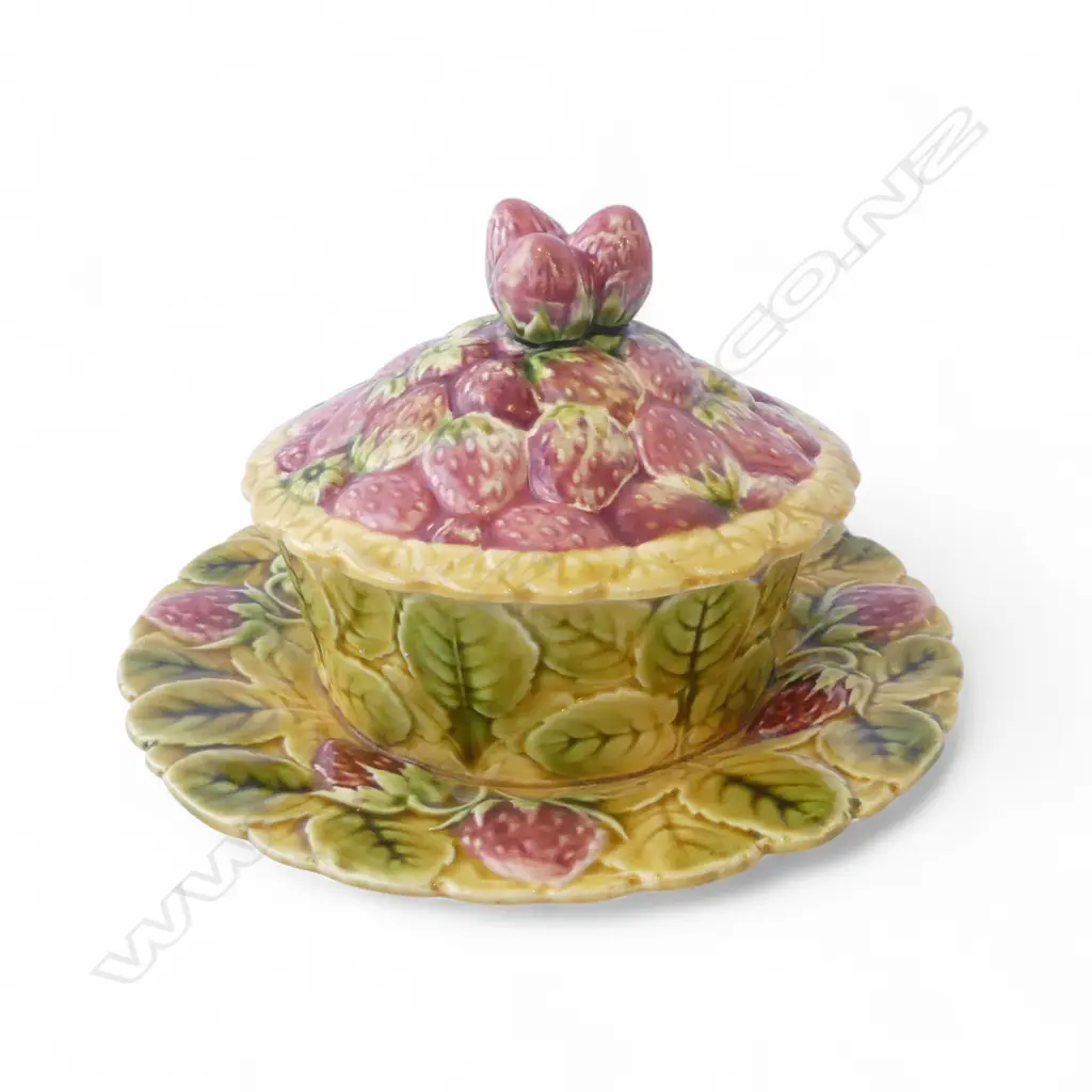 SARREGUEMINES LIDDED STRAWBERRY BOWL (CRACK TO LID), Dia.190mm Image 1++