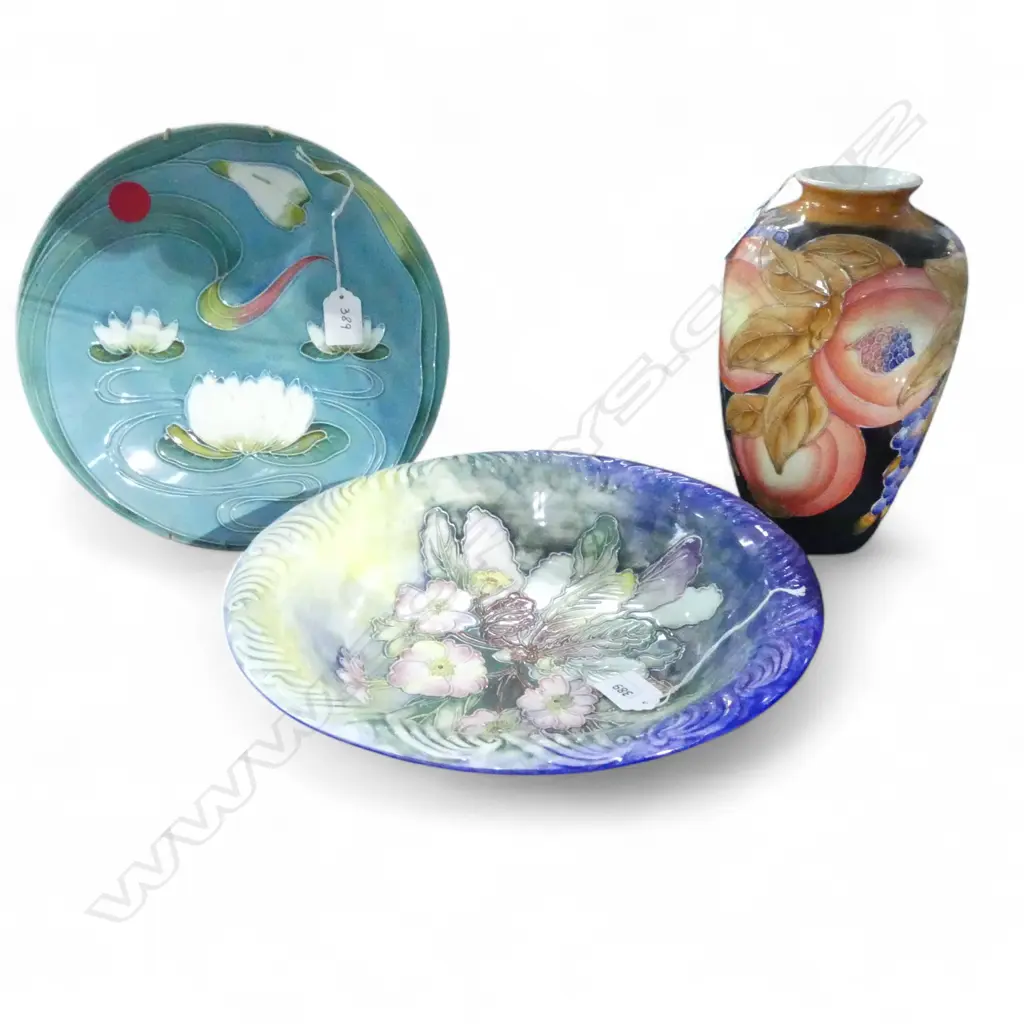 A GROUP OF MOORCROFT STYLE CERAMICS INCL WALL PLATE (d.265mm)  VASE (h.250mm)  AND BOWL  (d.300mm)  Image 1++