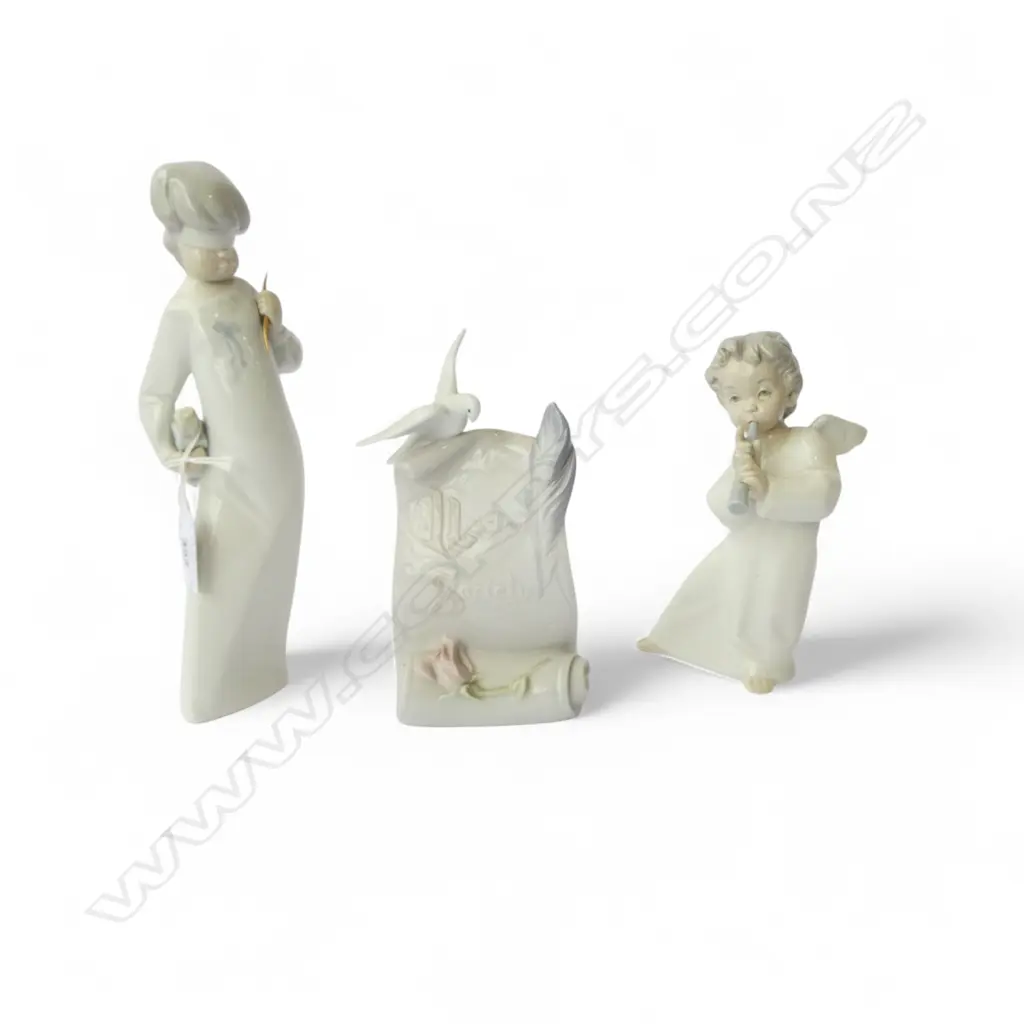 2 LLADRO FIGURES (repair to one) + LLADRO SOCIETY H.165mm Image 1++