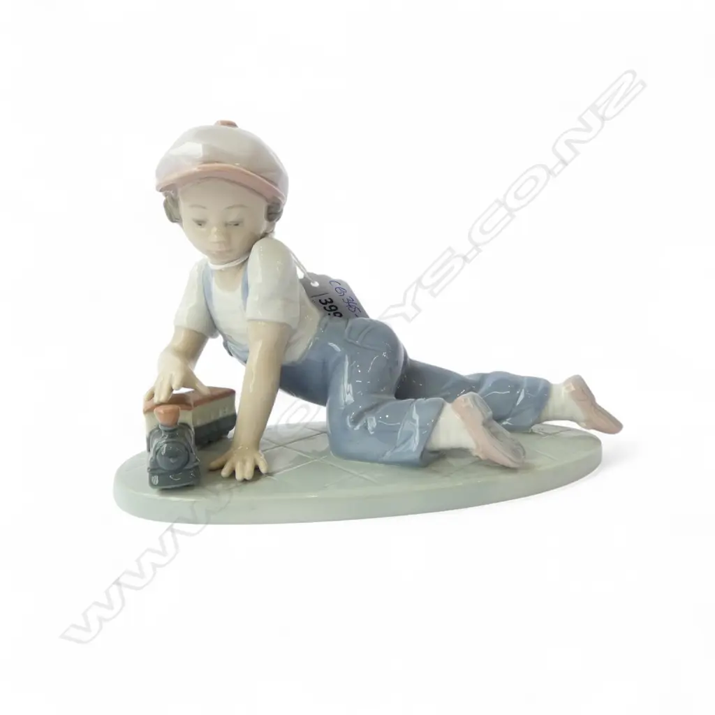 LLADRO FIGURE BOY & TRAIN L.180mm Image 1++