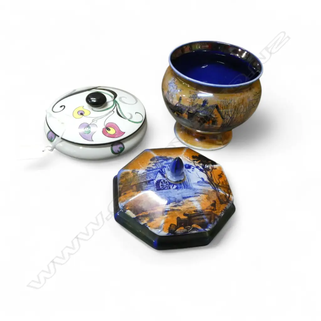 2 SHELLEY CHINA LIDDED DRESSINGTABLE BOWLS DIA130MM & VASE H110MM (Chip to 1 Lid) Image 1++
