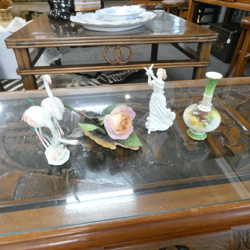 4 PCES CHINA; BOEHM ROSE L.230mm CHIP, ROYAL WORCESTER VASE, ROYAL DOULTON 'THINKING OF YOU', HUTSCHENRUETHER FLAMINGOS Image 1++