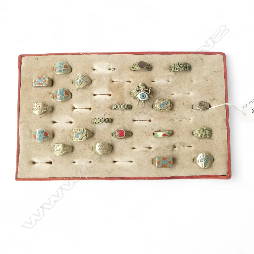TRAY OF 21 GENTS DRESS RINGS Image 1++