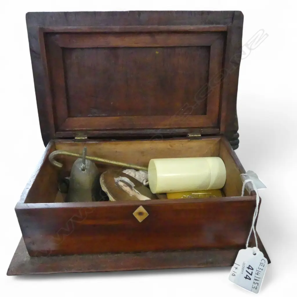 VINTAGE CHIP ART BOX L220MM & CONTENTS 10 COLLECTABLES Image 1++