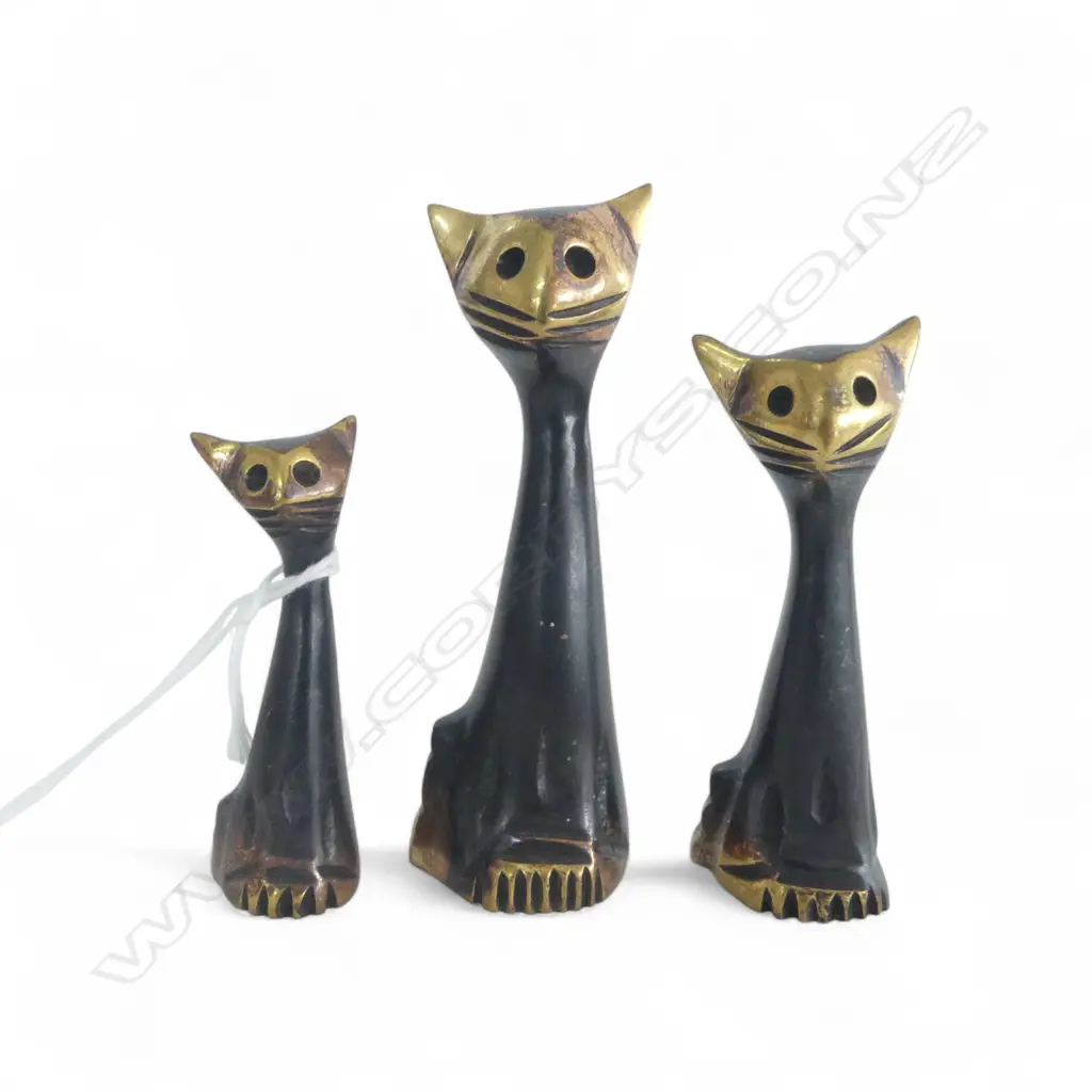 3 GRADUATED BRASS CAT ORNAMENTS Image 1++