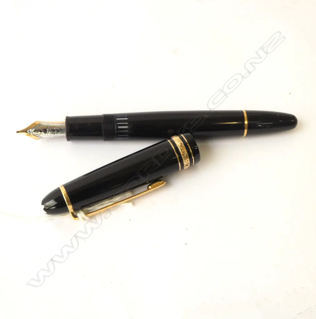 MONT BLANC FOUNTAIN PEN 14CT GOLD NIB Image 1++