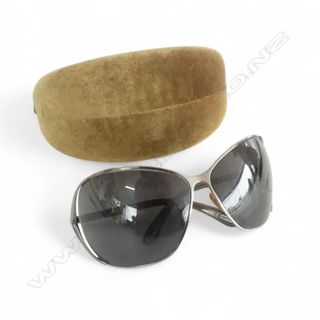 PR TOM FORD SUNGLASSES IN GREEN VELVET MIUMIU CASE Image 1++