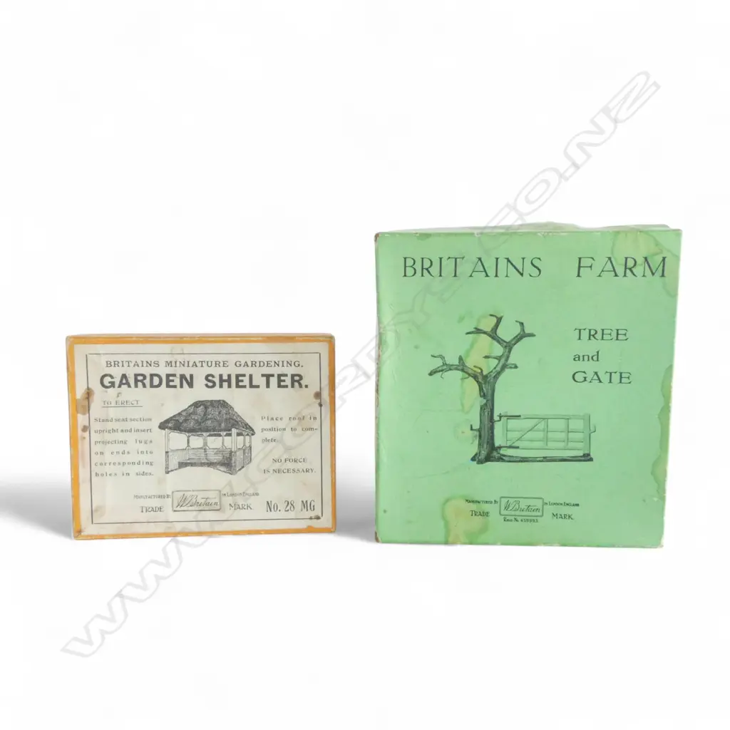 BRITAINS GARDEN SHELTER & TREE AND GATE H.130mm, both w. orig. boxes Image 1++