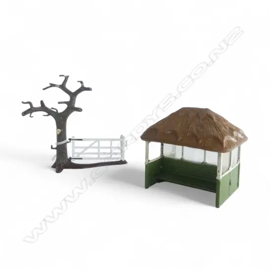 BRITAINS GARDEN SHELTER & TREE AND GATE H.130mm, both w. orig. boxes