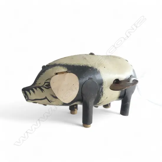 OLD 'MADE IN GT. BRITAIN' TINPLATE windup PIG jumping mechanism not working. With key L.110mm