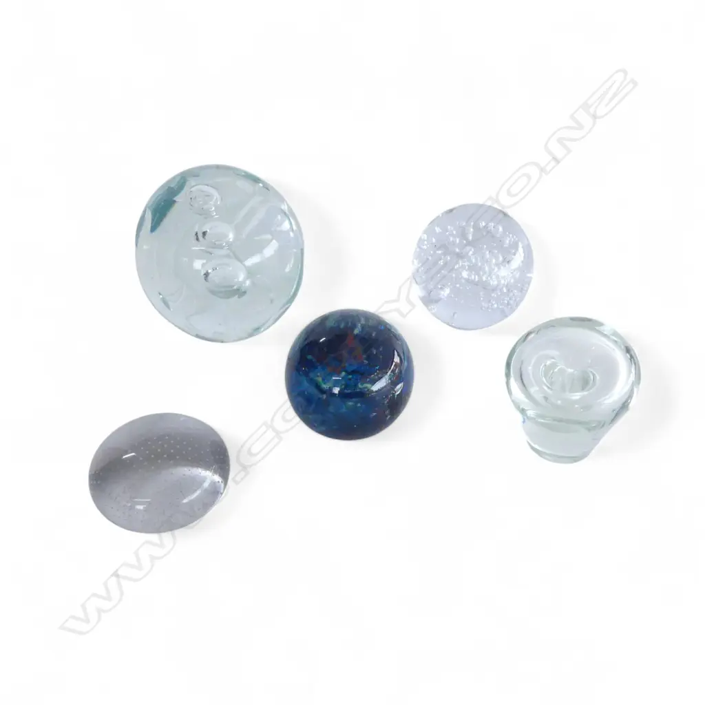 COLLECTION OF 5 STUDIO GLASS PAPER WIEGHTS DIA 85MM LARGEST Image 1++