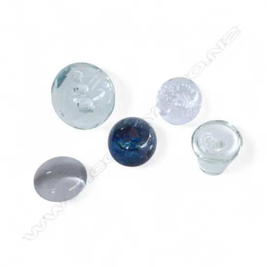 COLLECTION OF 5 STUDIO GLASS PAPER WIEGHTS DIA 85MM LARGEST