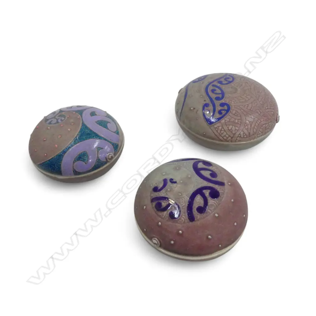 3 GLAZED PORCELAIN TRINKET BOXES by KEUM SUN LEE, pale lilac w koru motifs Image 1++