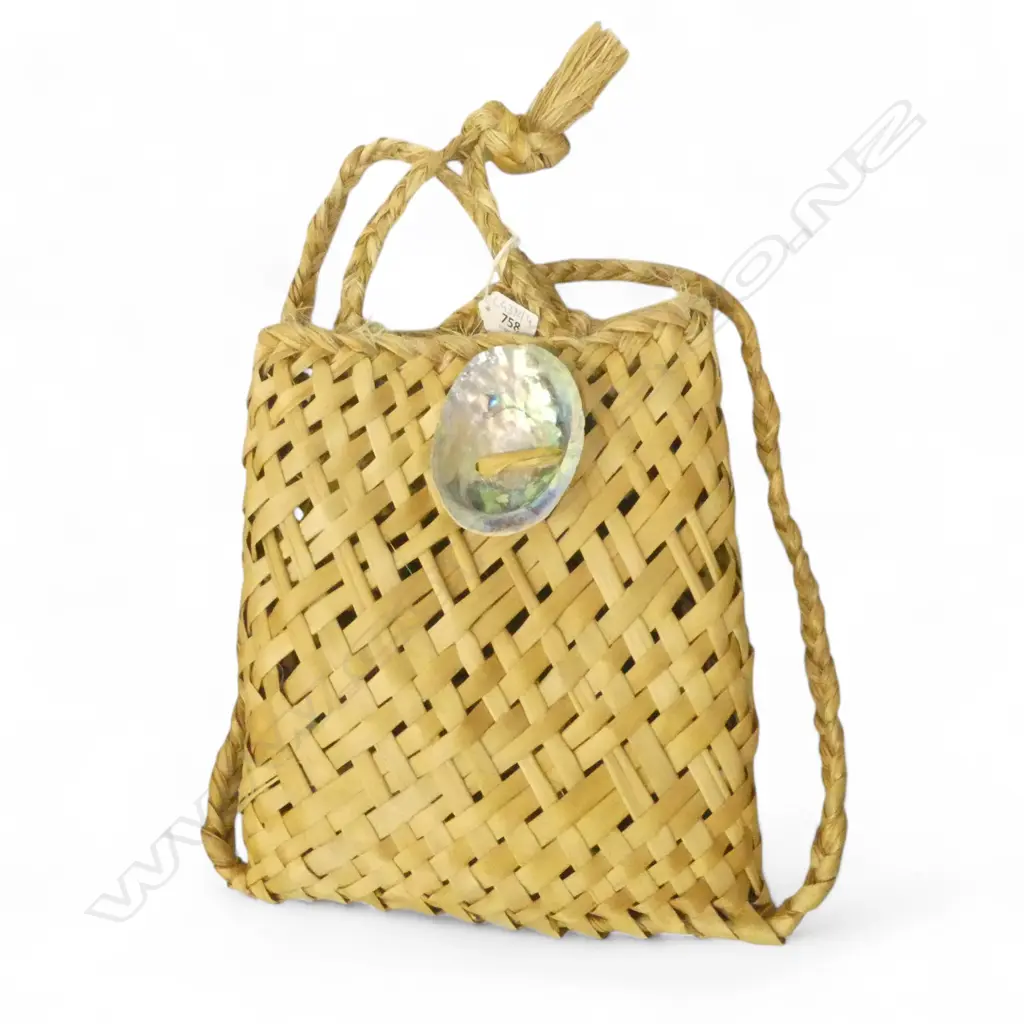 WOVEN FLAX KETE BAG w. PAUA SHELL H.410mm Image 1++