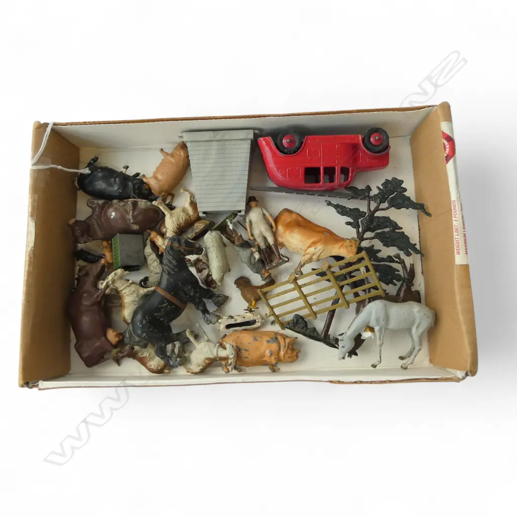TRAY OF VINTAGE LEAD TOY ANIMALS DINKY FIRE ENGINE ETC Image 1++