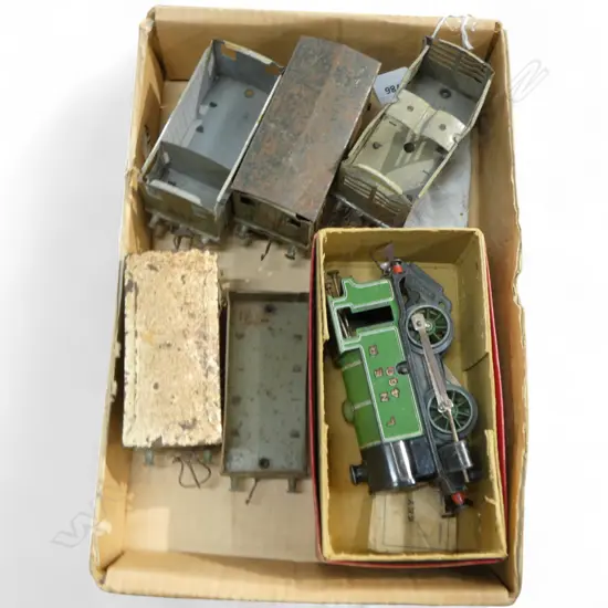 O GAUGE HORNBY CLOCKWORK LNER 460 ENGINE & 5 CARRAGES USED CONDITION