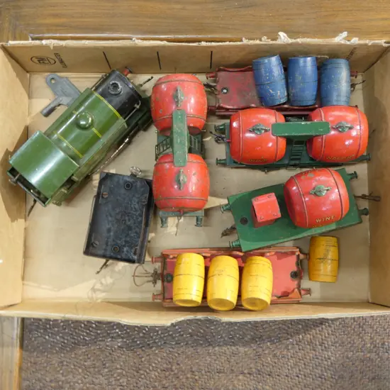 O GAUGE HORNBY CLOCKWORK NZR ENGINE & TENDER WITH 5 CARRAGES