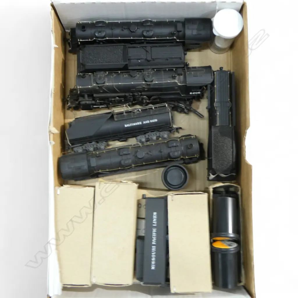 TRAY OF 7 ELECTRIC TRAIN CARRAGES 3 ENGINES & TENDERS Image 1++
