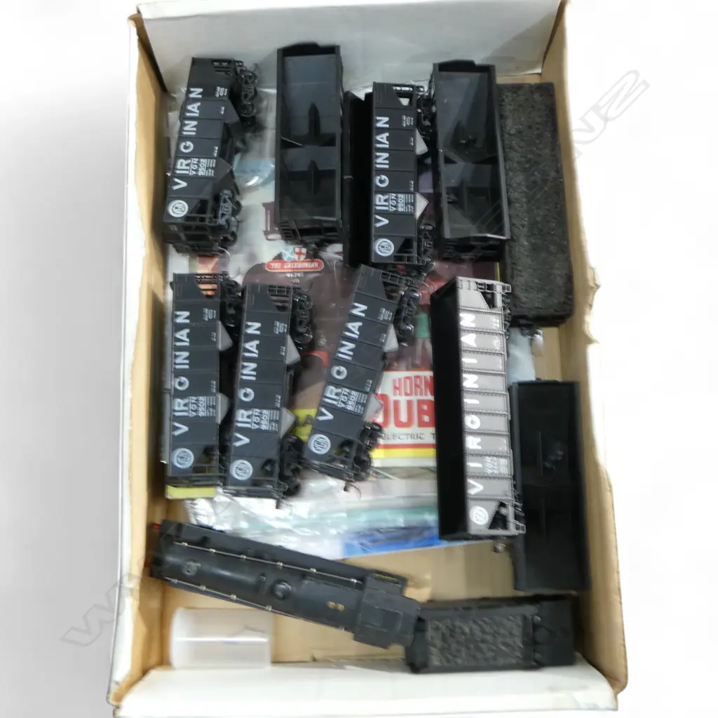 HORNBY DUBLO ENGINE  & TENDER  10 CARRAGES & MAGS Image 1++