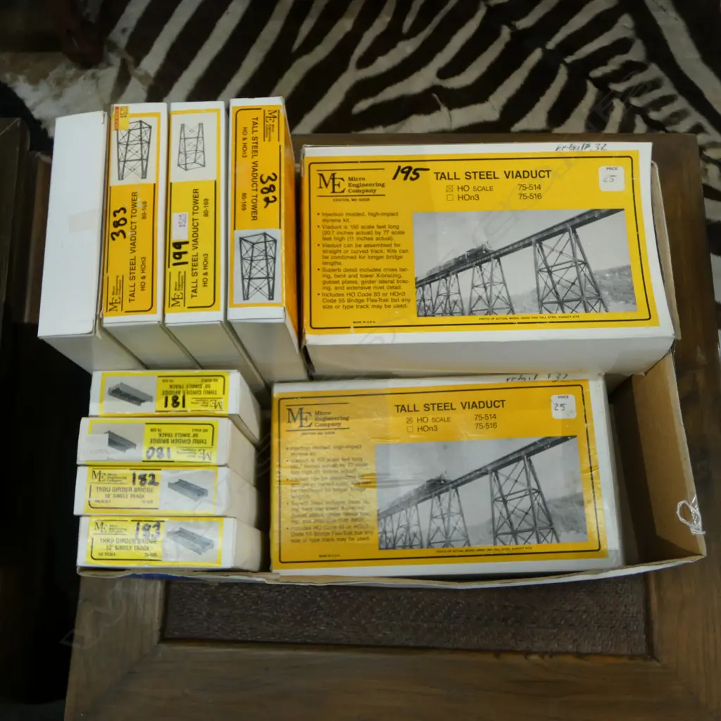 11 BOXED MICRO ENGERNEERING CO TALL STEEL VIADUCT TOWERS ETC Image 1++