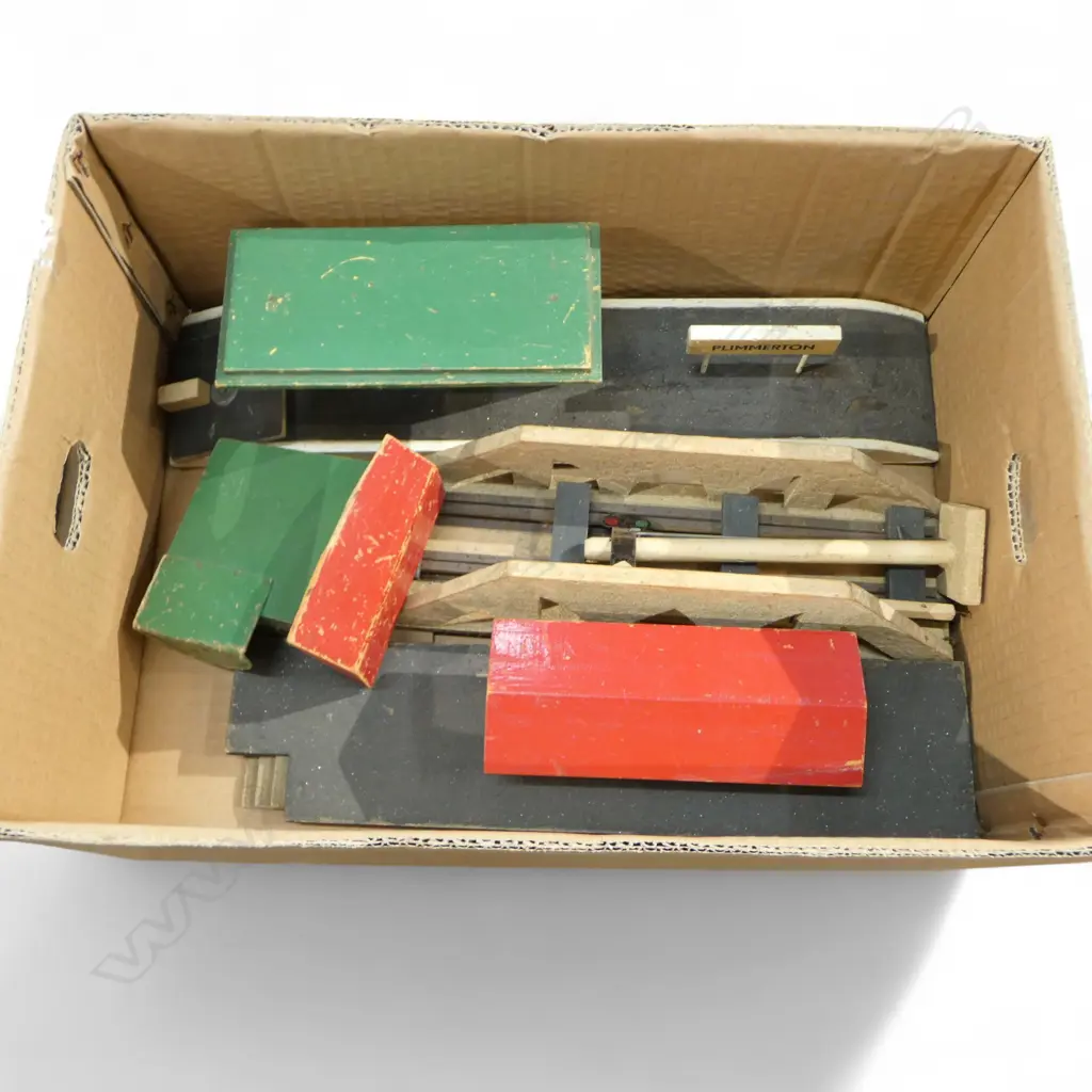BOX OF VINTAGE WOOD RAILWAY STATIONS PLIMMERTON L430 MATAWAI & 2 OTHERS Image 1++