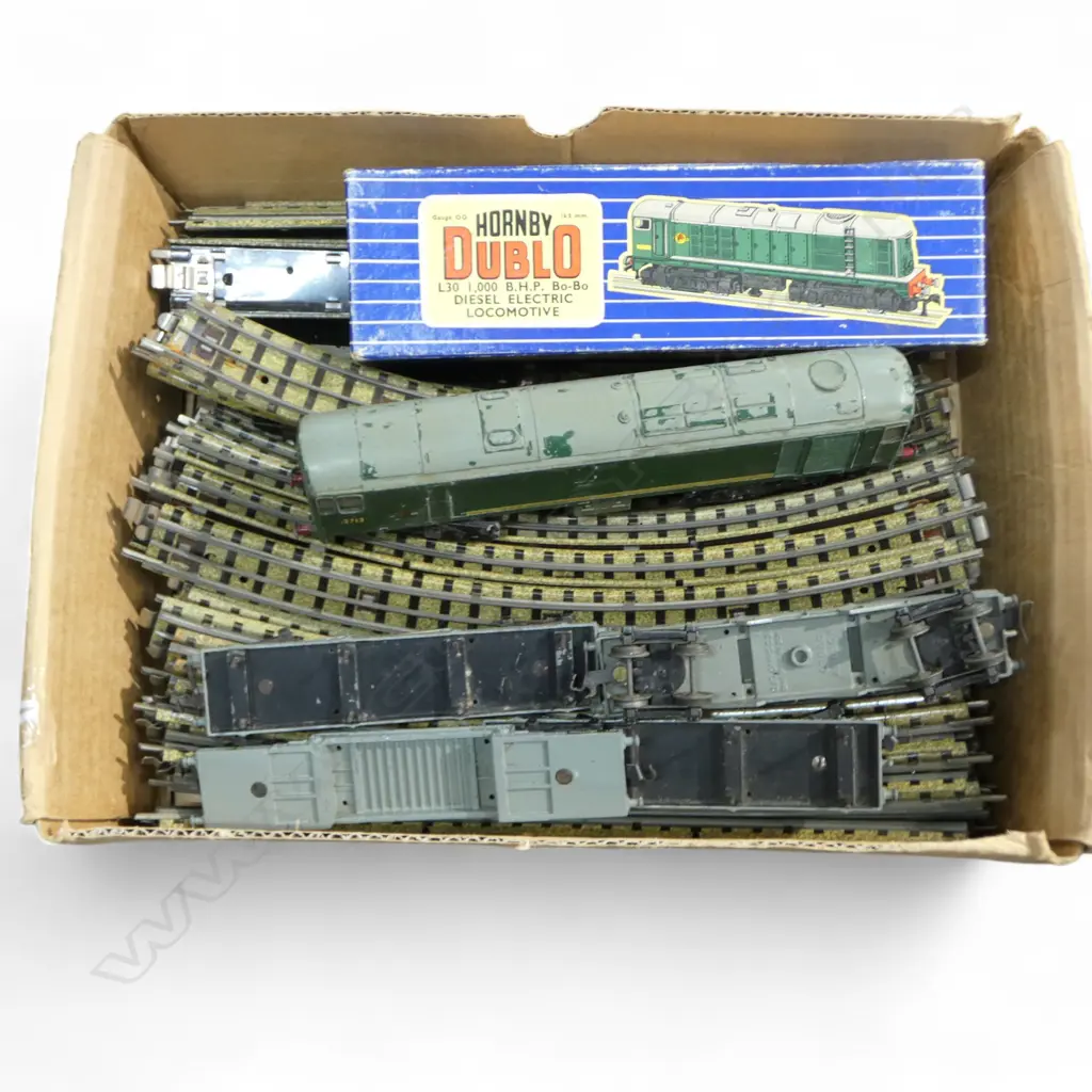 HORNBY DUBLO ENGINE 4 CARRAGES & TRACK Image 1++