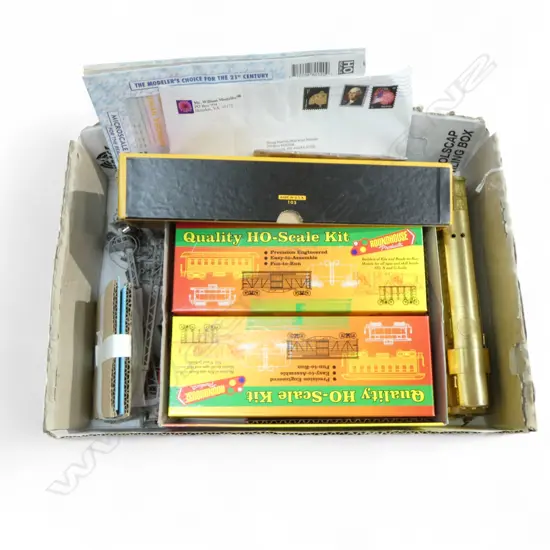 ELECTRIC MODEL ENGINE 5 CARRAGES & RAILWAY POINTS