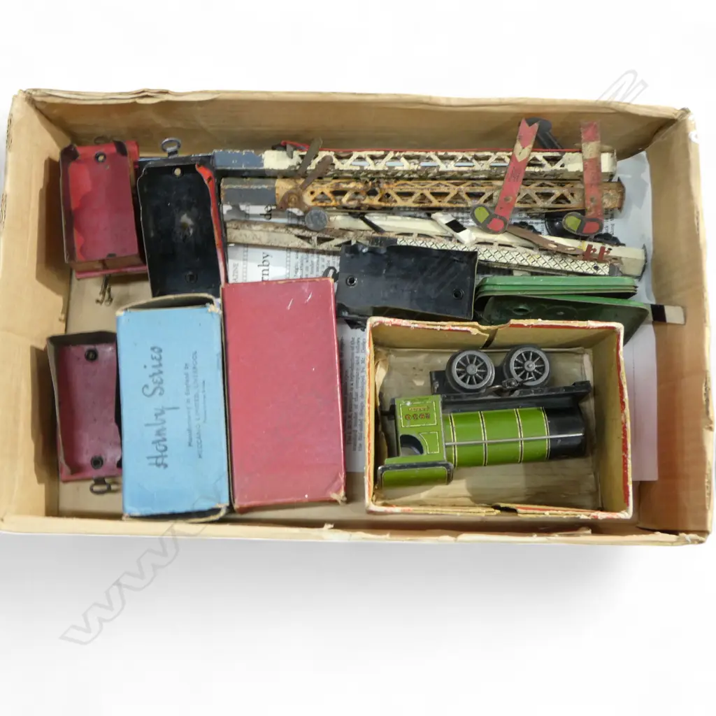 HORNBY CLOCKWORK O GAUGE ENGINE TENDER 4 CARRAGES SIGNAL POINTS ETC Image 1++