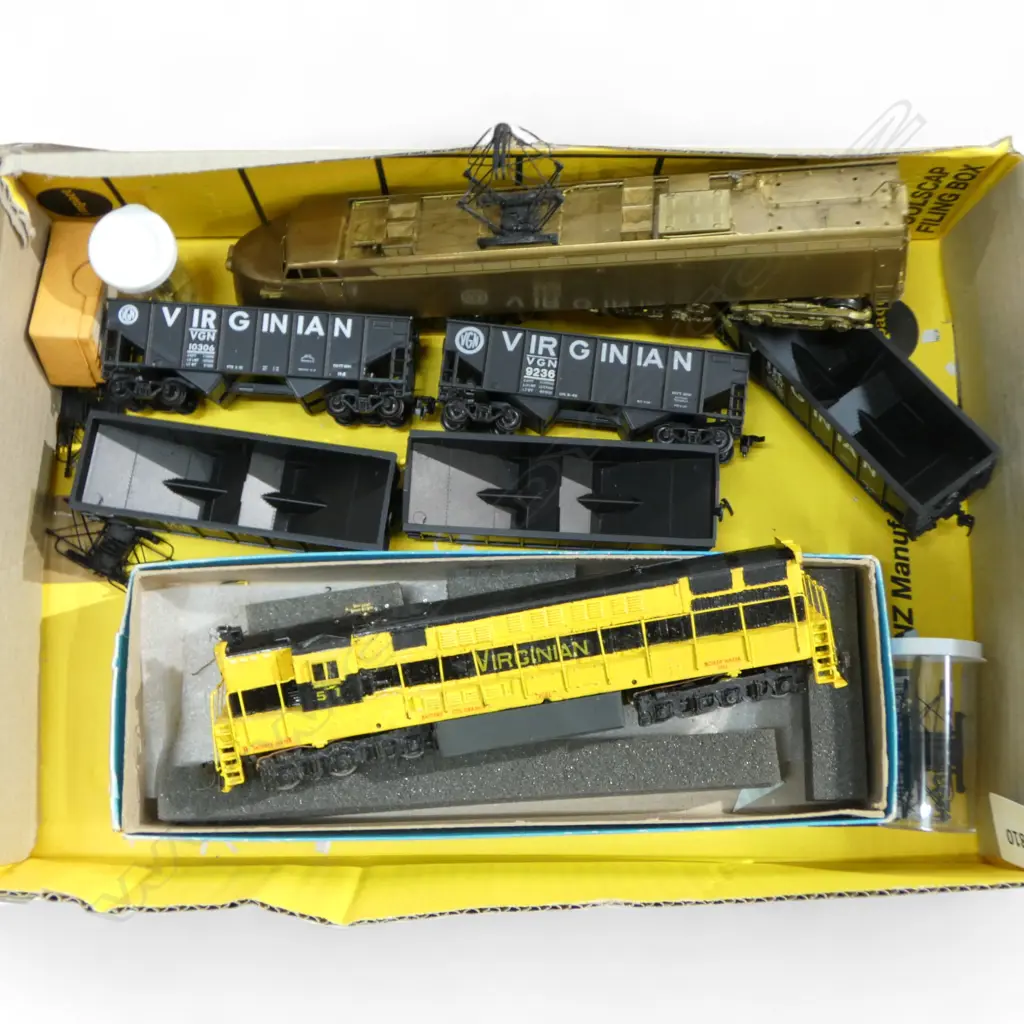 BOXED VIRGINIAN MODEL ELECTRIC ENGINE 51  & ANOTHER ENGINE & 5 CARRAGES Image 1++