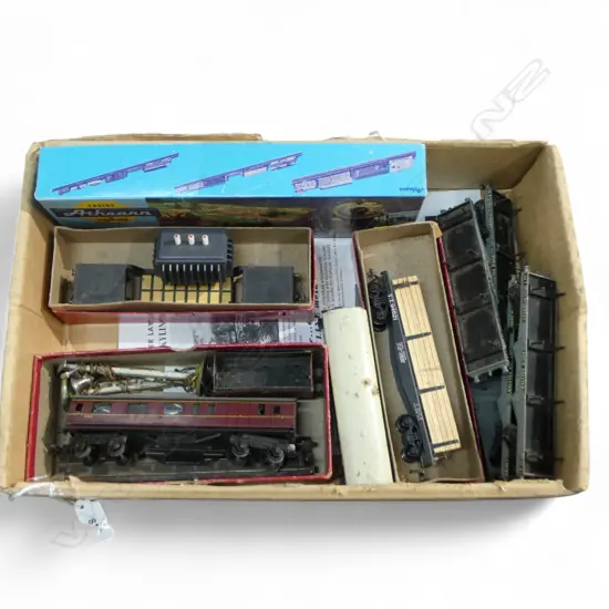 MINT & BOXED ATHEARN ELECTRIC ENGINE 4605 10 CARRAGES & POINTS