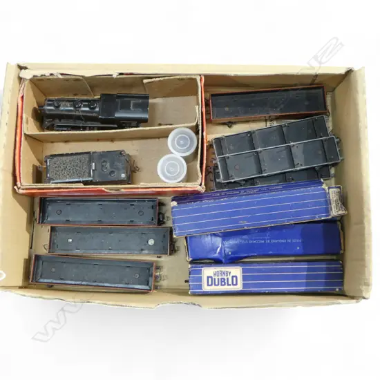 BOXED ELECTRIC HORNBY ENGINE 5647 & TENDER WITH 10 CARRAGES