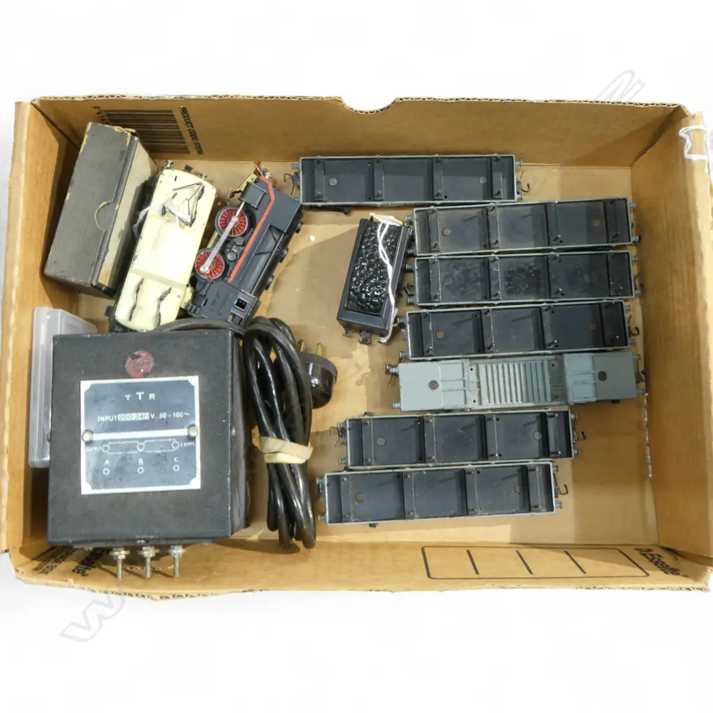 2 TRIX EXPRESS MODEL ENGINES 1 TENDER 7 CARRAGES & TRANSFORMER Image 1++