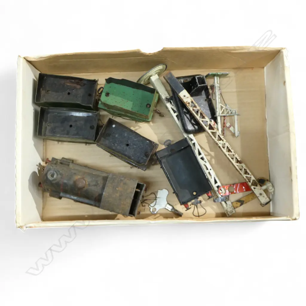 NZR O GAUGE CLOCKWORK ENGINE TENDER 4 CARRGES & SIGNAL POINTS Image 1++