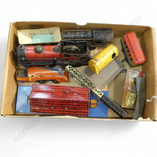 TRAY OF VINTAGE TRAINS CARRAGES & STATION USED CONDITION