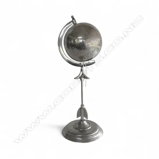 METAL GLOBE ON ARROW FORM STAND H.490mm