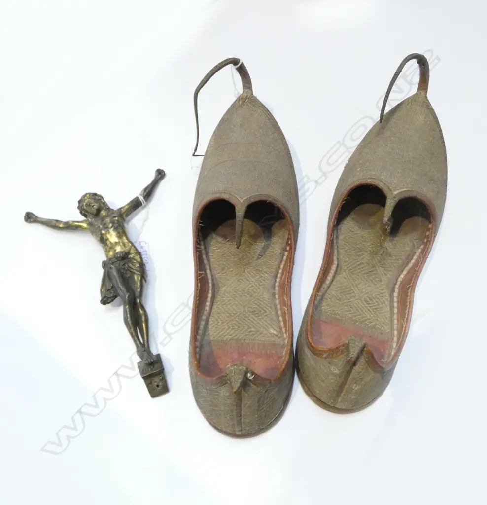 UNUSUAL VERY OLD MANS PAKISTANI KHUSSA JUTTI SHOES (L.300mm) + BRASS FINISHED OLD CHRIST ON CROSS FIGURE H.210mm Image 1++