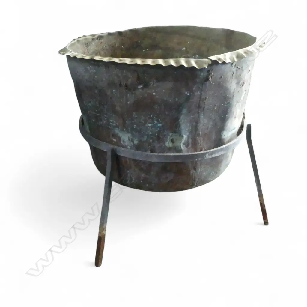 OLD COPPER LAUNDRY COPPER IN RING TRIPOD STAND Image 1++