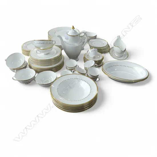 ROYAL DOULTON 'COVINGTON' PART DINNER SET