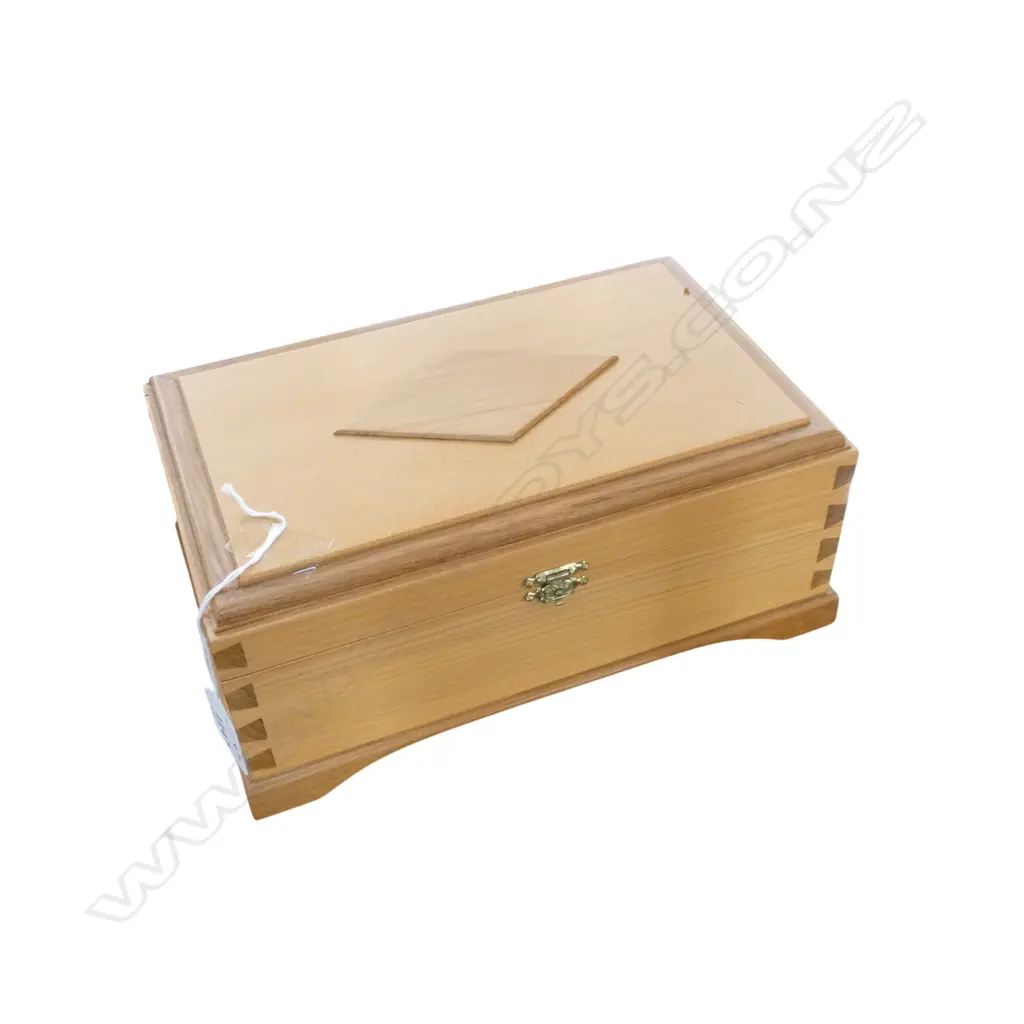 HANDMADE KAURI & RIMU BOX DOVETAILED AND INTERIOR VELVET LINED 250x160x110mm Image 1++