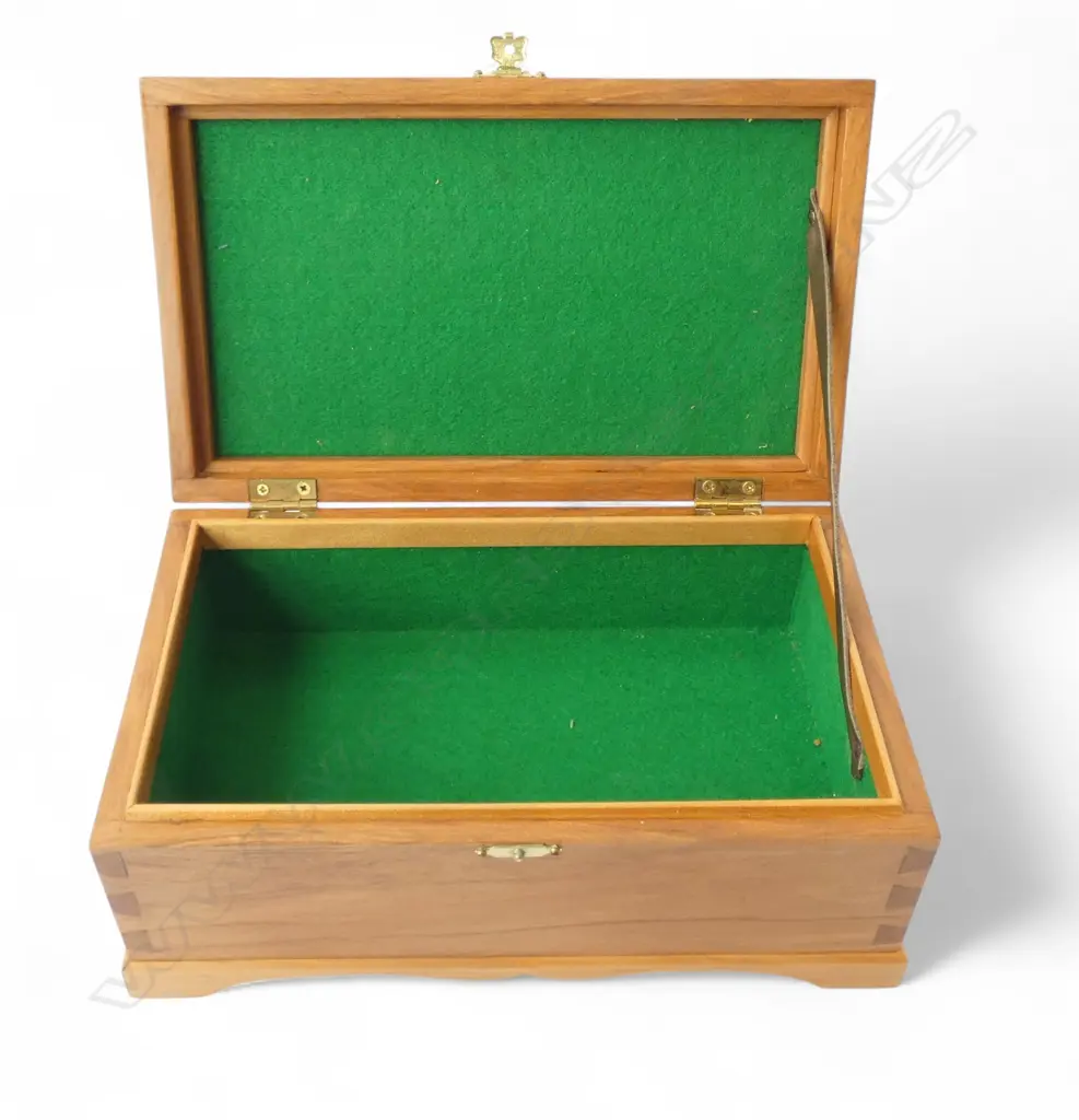 HANDMADE RIMU & KAURI BOX DOVETAILED AND INTERIOR VELVET LINED 255x155x110mm Image 1++