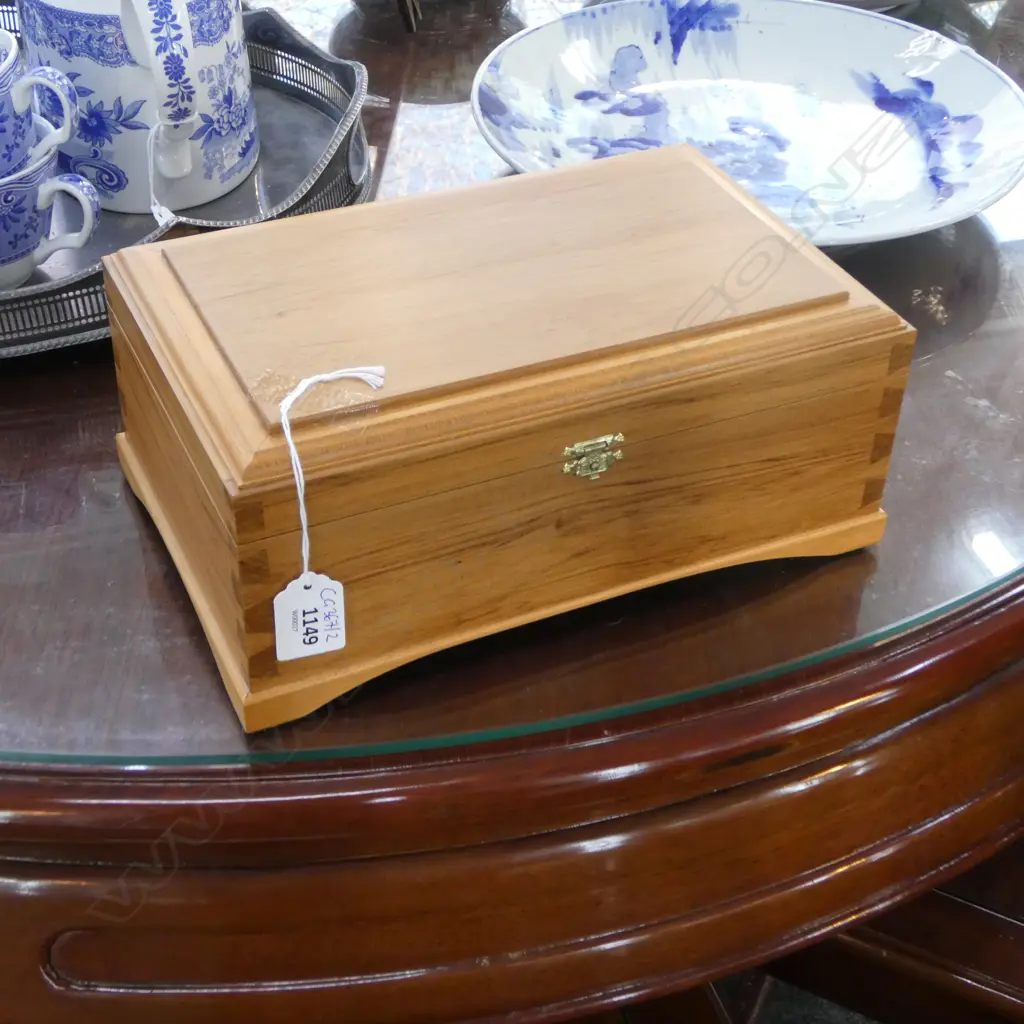 HANDMADE RIMU & KAURI BOX DOVETAILED AND INTERIOR VELVET LINED 275x175x115mm Image 1++
