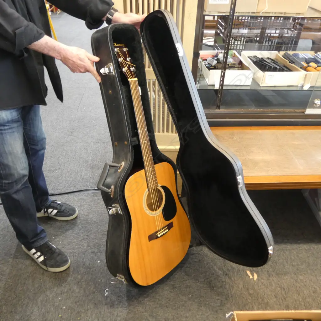 VINTAGE HARMONY GUITAR W. ROAD CASE H.1100mm Image 1++