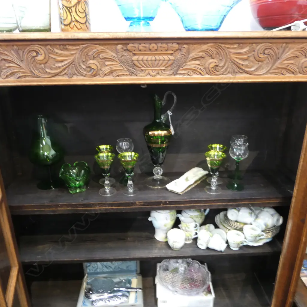 11 PCES GREEN GLASS; DECANTER H.520mm & 9 GLASSES + VASE Image 1++