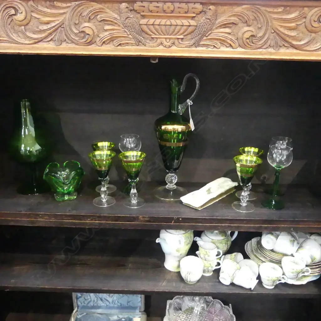 11 PCES GREEN GLASS; DECANTER H.520mm & 9 GLASSES + VASE Image 1++