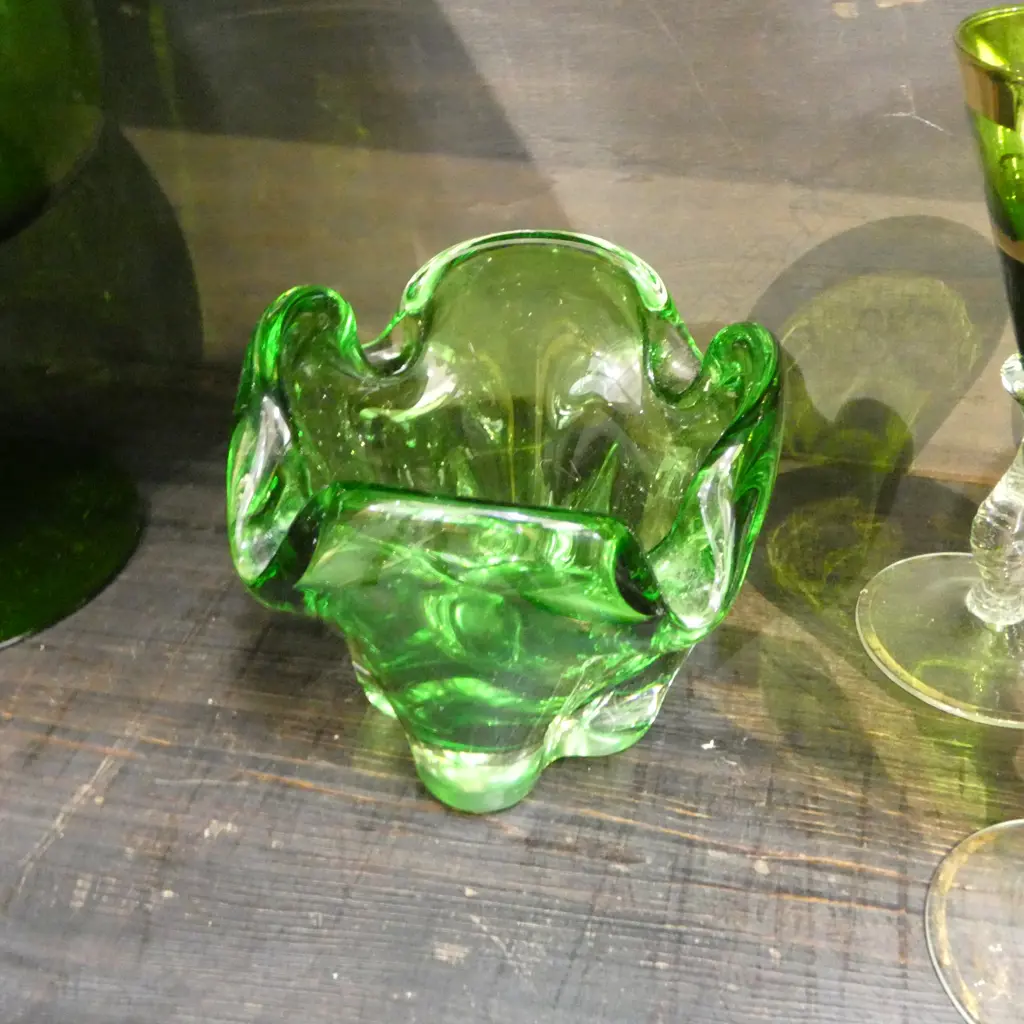 11 PCES GREEN GLASS; DECANTER H.520mm & 9 GLASSES + VASE Image 1++