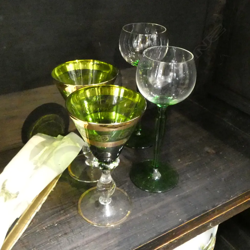 11 PCES GREEN GLASS; DECANTER H.520mm & 9 GLASSES + VASE Image 1++